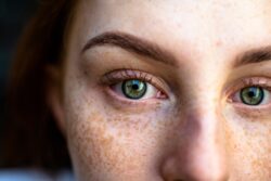 Teinture de sourcils   intensifier naturellement