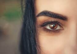 Teinture de sourcils intensifier naturellement